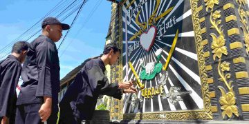Puluhan tugu perguruan silat di Tulungagung gagal dibongkar, pemerintah putar akal. Tampak tugu yang sedang dibongkar sendiri karena kesadaran. (foto/Setiawan/Bacaini)