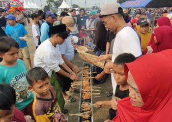 Warga Kabupaten Kediri Pesta 25.323 Sate Ikan Lele