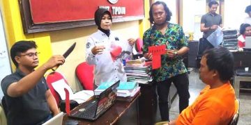 Pemilik senpi ilegal di kericuhan pilkades serentak Bangkalan ditetapkan tersangka. (foto/ist)