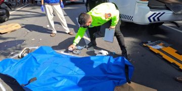 Terjatuh dari motor, mahasiswa Malang tewas dilindas bus pariwisata. Tampak proses evakuasi korban. (foto/ist)
