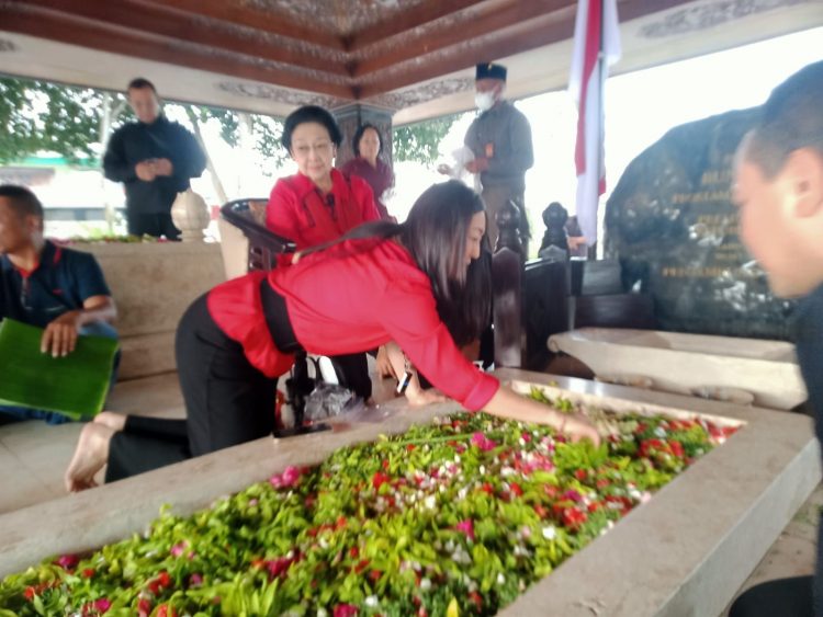 Megawati Baca Yasin Dua Kali di Makam Bung Karno Blitar, Ada Apa?