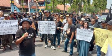 Marak Praktik Pungli Sumbangan Uang Gedung, Warga Jombang Geruduk Kantor Dinas Pendidikan. (foto/ist)