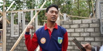Anggit menunjukkan rumahnya yang sedang dalam proses pembangunan. Foto: Ist