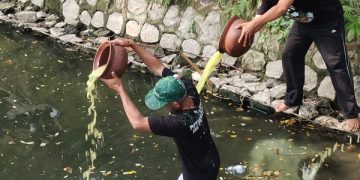 Petani Desa Paron menuangkan dawet ke Sumber Air Kembangan. Foto: Bacaini/AK.Jatmiko
