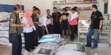 Sidak di salah satu kios pupuk. Foto: Bacaini/AK.Jatmiko