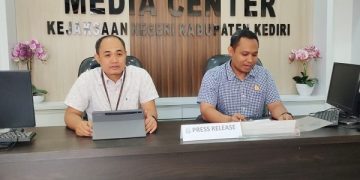 Iwan Nuzuardhi (baju putih) dalam press release di Media Center Kejari Kabupaten Kediri hari ini. Foto: Bacaini/AK.Jatmiko