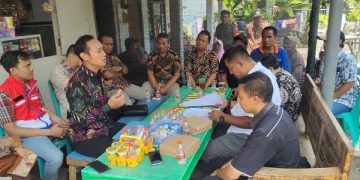 Pertemuan warga terdampak pencemaran sumur bersama pihak-pihak terkait. Foto: Bacaini/AK.Jatmiko