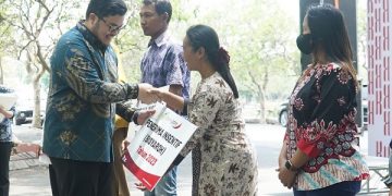 Penyerahan bisyaroh secara simbolis oleh Bupati Kediri. Foto: Ist