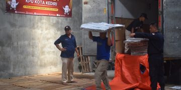 Bilik suara pengiriman tahap 2 sampai di gudang logistik KPU Kota Kediri. Foto: Ist