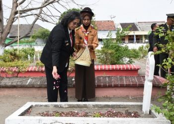 Pj Wali Kota Kediri Zanariah tabur bunga di TMP Kota Kediri. Foto: Ist