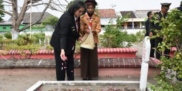 Pj Wali Kota Kediri Zanariah tabur bunga di TMP Kota Kediri. Foto: Ist