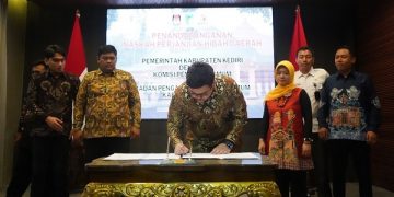 Mas Dhito menandatangani NPHD Pilkada 2024. Foto: Ist