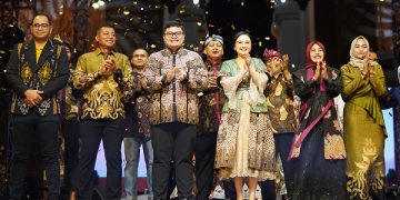Mas Dhito dan Mbak Cicha pada acara Kediri Fashion Batik Festival, Sabtu malam. Foto: Ist
