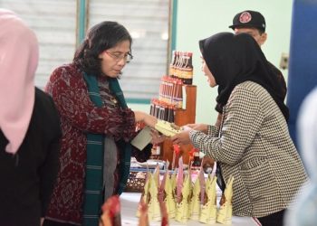Pj Wali Kota Kediri Zanariah mencicipi produk makanan di salah satu stand UMKM. Foto: Ist