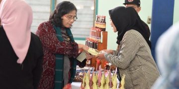 Pj Wali Kota Kediri Zanariah mencicipi produk makanan di salah satu stand UMKM. Foto: Ist