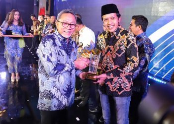 Wabup Syah saat menerima penghargaan dari Mendag Zulkifli Hasan. Foto: Ist