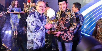 Wabup Syah saat menerima penghargaan dari Mendag Zulkifli Hasan. Foto: Ist