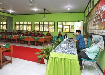 Wabup Syah saat memberikan pembekalan kepada murid SMA Negeri 2 Trenggalek. Foto: Ist
