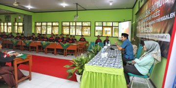 Wabup Syah saat memberikan pembekalan kepada murid SMA Negeri 2 Trenggalek. Foto: Ist