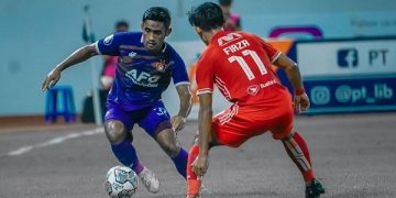 Agil Munawar (ungu) akan segera menjalani operasi akibat cedera engkel. Foto: persikfcofficial