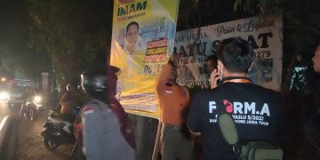 Penertiban baliho caleg yang menyalahi aturan. Foto: Bacaini/AK.Jatmiko