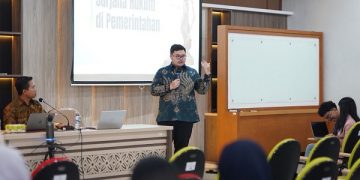 Mas Dhito saat memberikan pembekalan kepada calon wisudawan Fakultas Hukum UGM. Foto: Ist