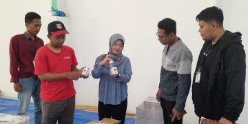 Ketua KPU Kabupaten Kediri, Ninik Sunarmi menerima logistik Pemilu 2024. Foto: Ist
