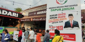 Pengunjung makan minum gratis di depan rumah makan Rawon Bidadari. Foto: Bacaini/AK.Jatmiko