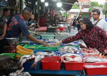 Pj Wali Kota Kediri di Pasar Setono Betek. Foto: Ist