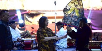Pj Wali Kota Kediri Zanariah di pagelaran wayang gempur rokok ilegal. Foto: Ist