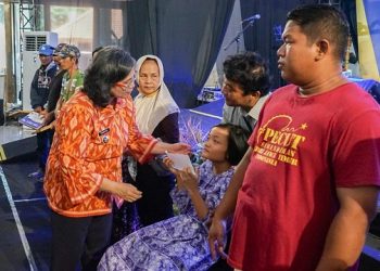 Pj Wali Kota Kediri Zanariah memberikan santunan kepada salah satu penyandang disabilitas. Foto: Ist