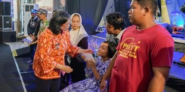 Pj Wali Kota Kediri Zanariah memberikan santunan kepada salah satu penyandang disabilitas. Foto: Ist