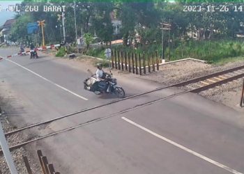 Terobos Palang Pintu Kereta Api, Warganet: Tantang Maut