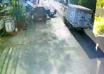 Tabrak Pintu Mobil, Pemotor Terlindas Truk Terekam CCTV