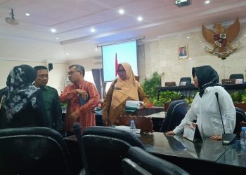 Endang Kartika Sari (jilbab cokelat) usai RDP di Ruang Paripurna DPRD Kota Kediri. Foto: Bacaini/Novira