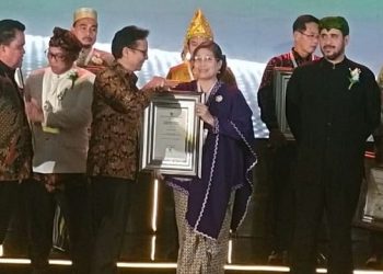 Pj Wali Kota Kediri Zanariah menerima penghargaan dari Menteri Kesehatan RI Budi Gunadi Sadikin. Foto: Ist