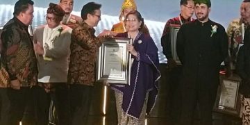 Pj Wali Kota Kediri Zanariah menerima penghargaan dari Menteri Kesehatan RI Budi Gunadi Sadikin. Foto: Ist