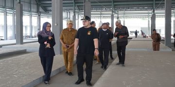 Mas Dhito saat meninjau progres pembangunan Pasar Wates. Foto: Ist