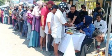 Beras murah 77 Ton ludes jadi rebutan warga Bangkalan. (foto/ist)