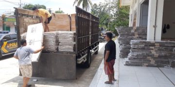5 Ribu Bilik Pemilu 2024 Berbahan Kardus Tiba di Trenggalek. (foto/aby)