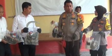 Korban carok di Bangkalan kritis, satu pelaku masih buron. Tampak barang bukti carok di Bangkalan. (foto/ist)