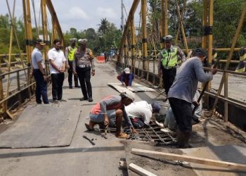Lubang Besar di Badan Jembatan Penyebab Jalur Tulungagung-Trenggalek Dialihkan ke Jalan Nasional  