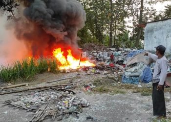 Niat Hati Membakar Sampah, Apa Daya Gudang Terbakar