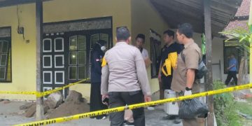 Blitar Gempar, Kerangka Manusia Ditemukan Dicor di Bawah Lantai Kamar. (foto/Azis/Bacaini)