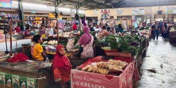 Aktivitas pedagang di Pasar Pahing kota Kediri. Foto:bacaini/AK Jatmiko