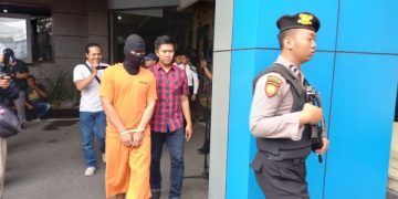 Sadisnya Pelatih Pencak Silat di Tulungagung, Lakukan Pemanasan Sampai Siswa Tewas dengan Pendarahan Otak. Tampak tersangka ditahan. (foto/Setiawan/Bacaini)