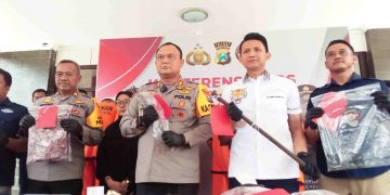 Sadis! Suami di Blitar Hantam Kepala Istri dengan Besi Pengungkit Paku Hingga Tewas. Tampak Polres Blitar melakukan pers rilis. (foto/Azis/Bacaini)