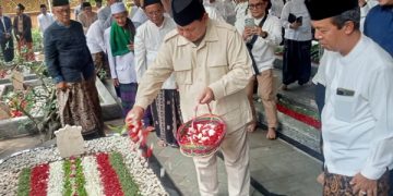 Prabowo Subianto nyekar di Ponpes Tebuireng Jombang. Foto:bacaini/Syailendra