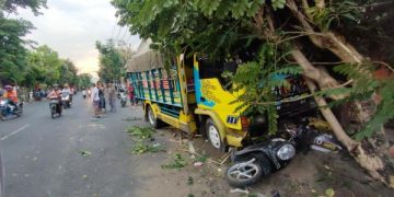 Ditabrak Truk, Ibu dan Balita di Kediri Terpental Hingga Teras Rumah Warga. (foto/ist)