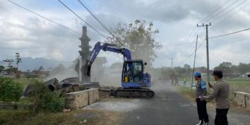 Dihajar Alat Berat, Puluhan Tugu Pencak Silat di Tulungagung Tamat. (foto/ist)